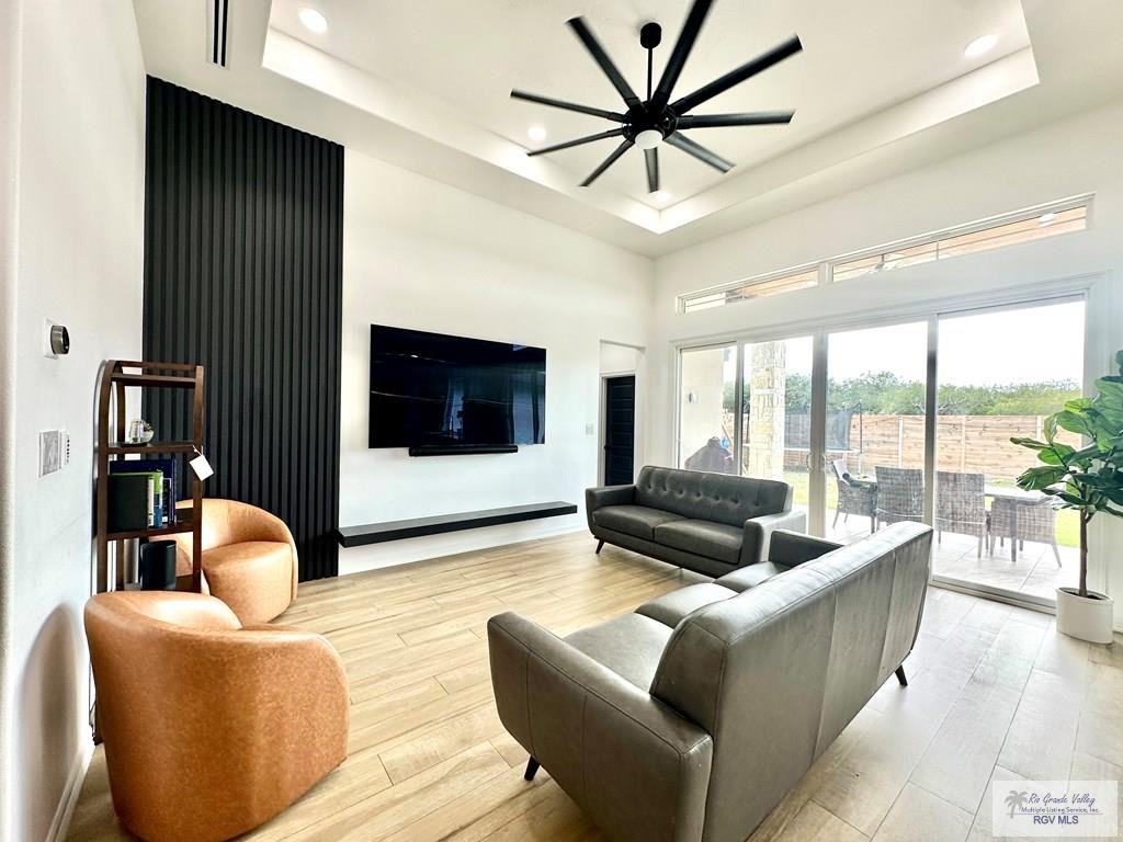 6266 Queens Woods - Photo 4 of 26