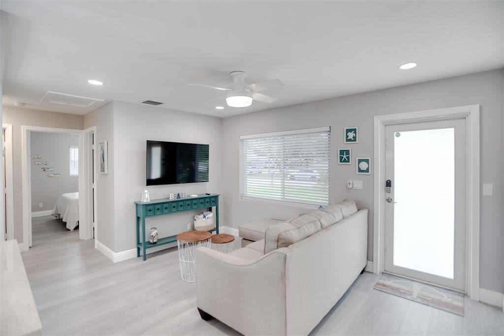 1437 Ne 25th St - Photo 3 of 9