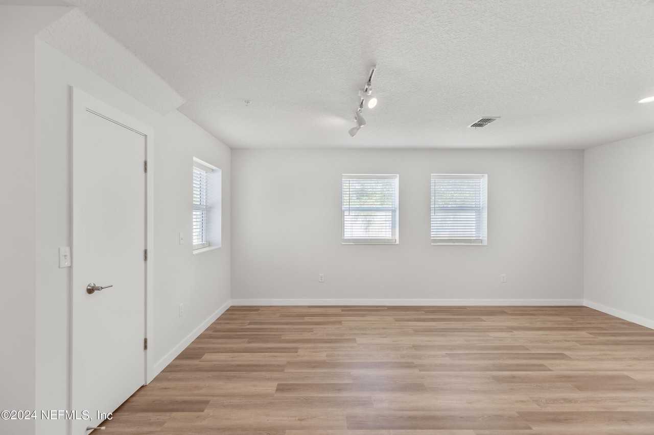 223 19th Ave S - Photo 5 of 32