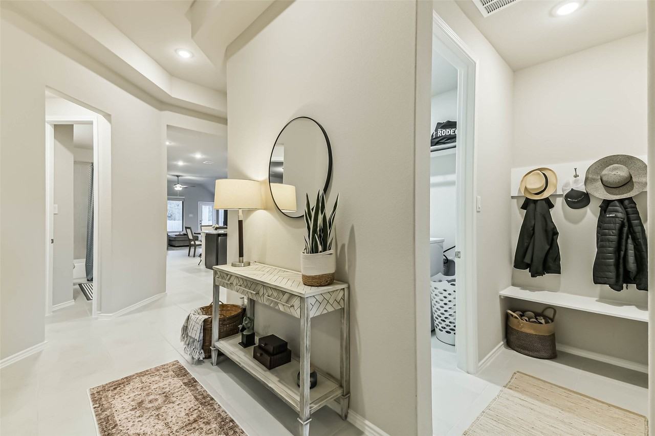 1337 Lakeside Creek Rd - Photo 4 of 34