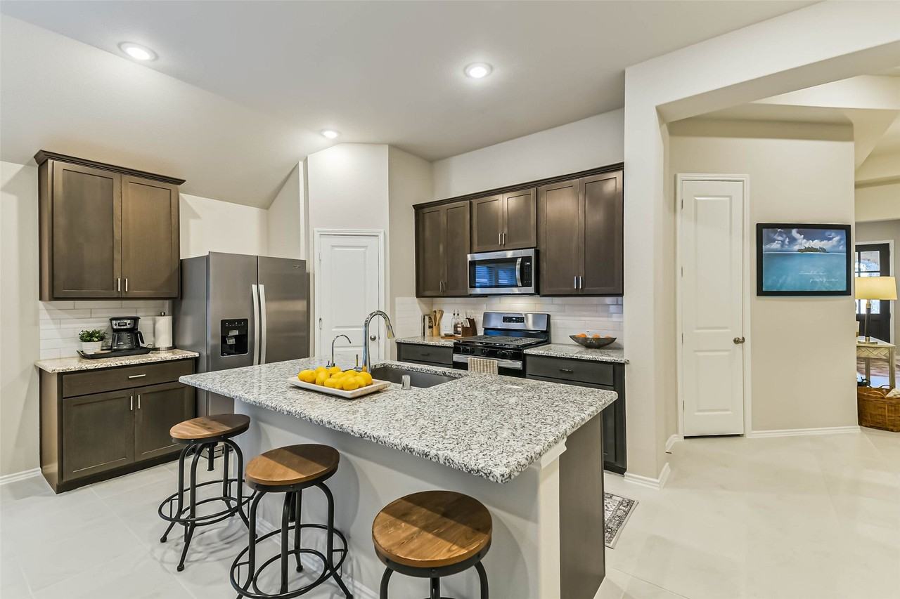 1337 Lakeside Creek Rd - Photo 5 of 34