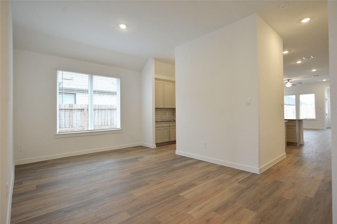 4116 Sterling Springs Ln - Photo 3 of 32