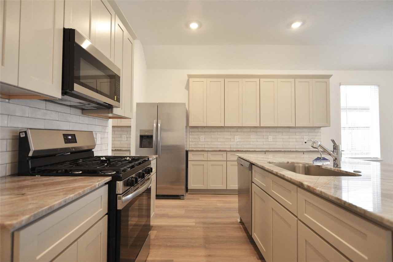 4116 Sterling Springs Ln - Photo 7 of 32