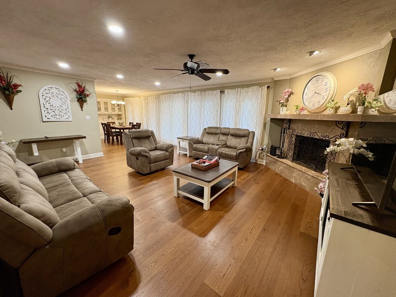 3525 Lois Ln - Photo 3 of 16