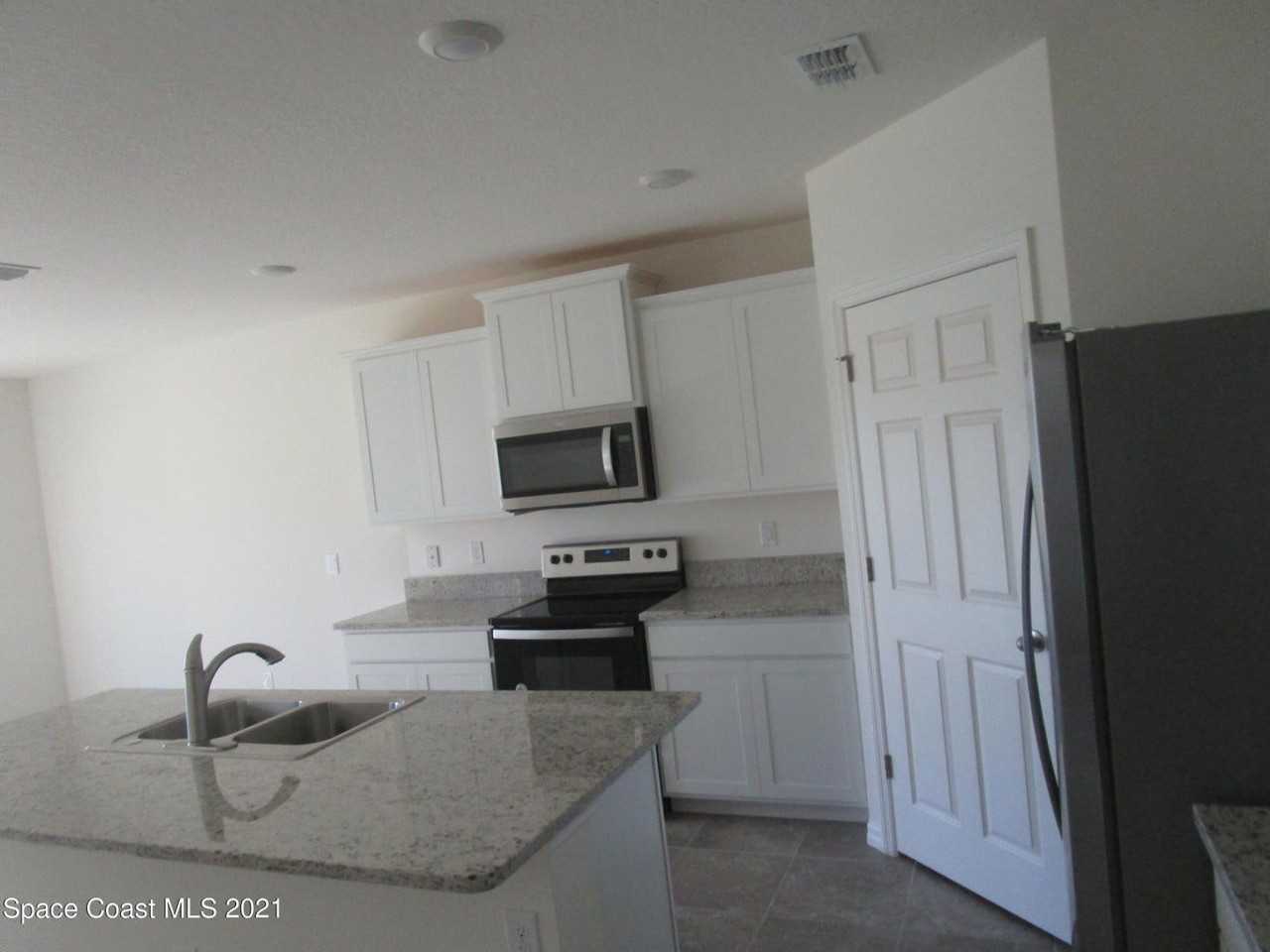 3635 Peony Ct Se - Photo 3 of 8