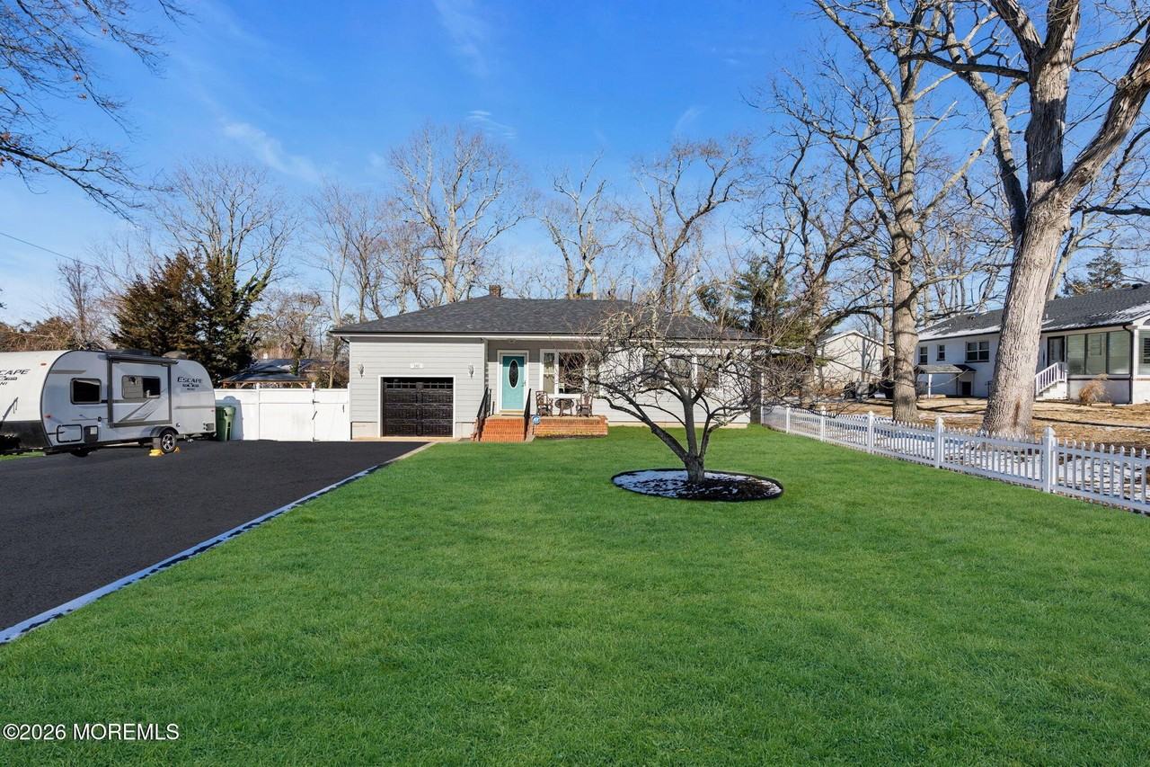 242 Pennsylvania Ave - Photo 2 of 35