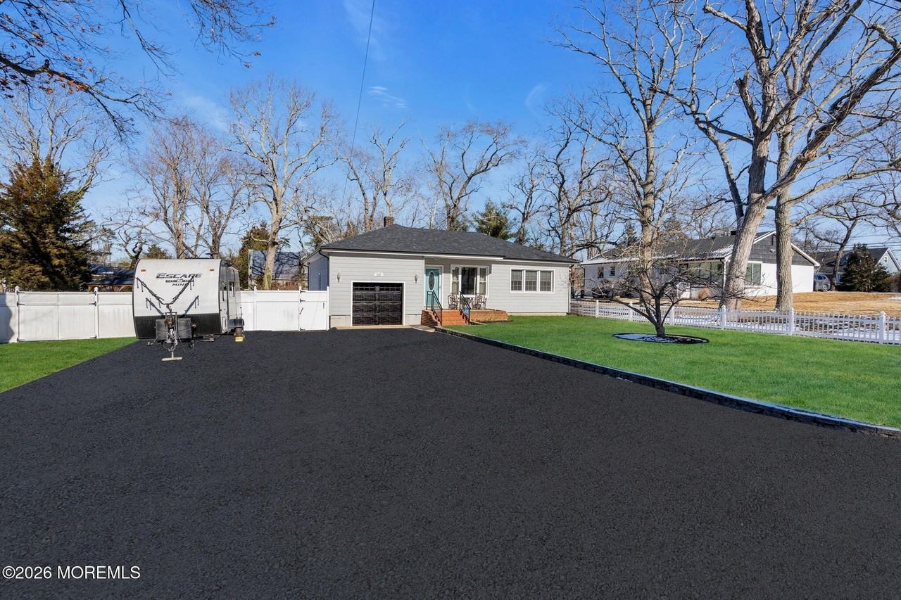 242 Pennsylvania Ave - Photo 3 of 35