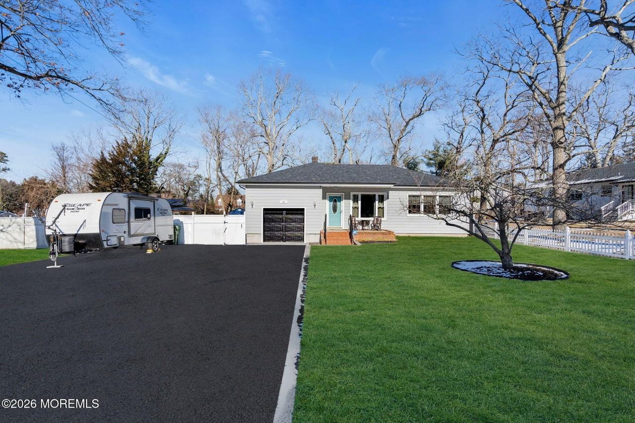 242 Pennsylvania Ave - Photo 4 of 35