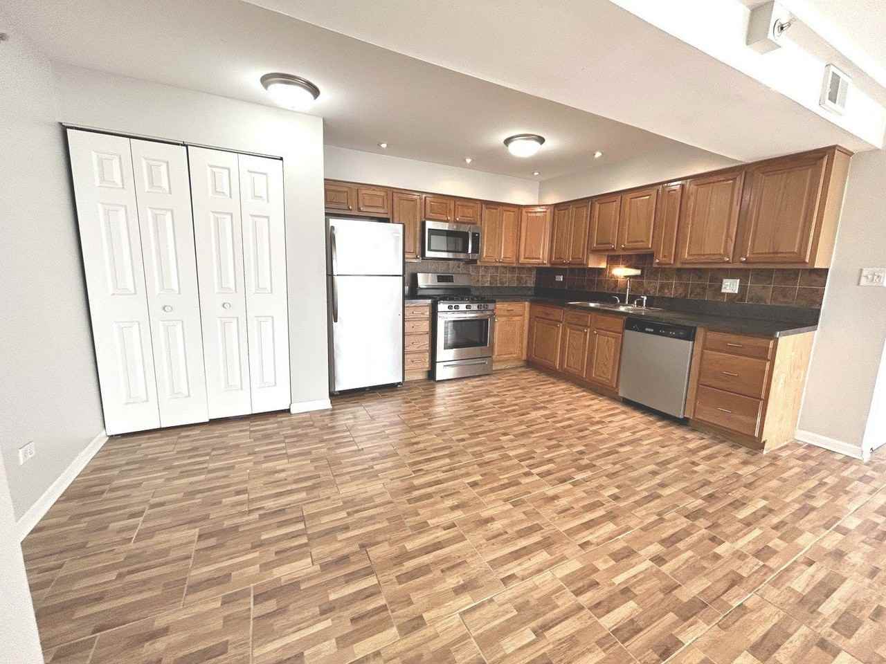 10440 Natoma Ave Apt 9 #9 - Photo 2 of 9