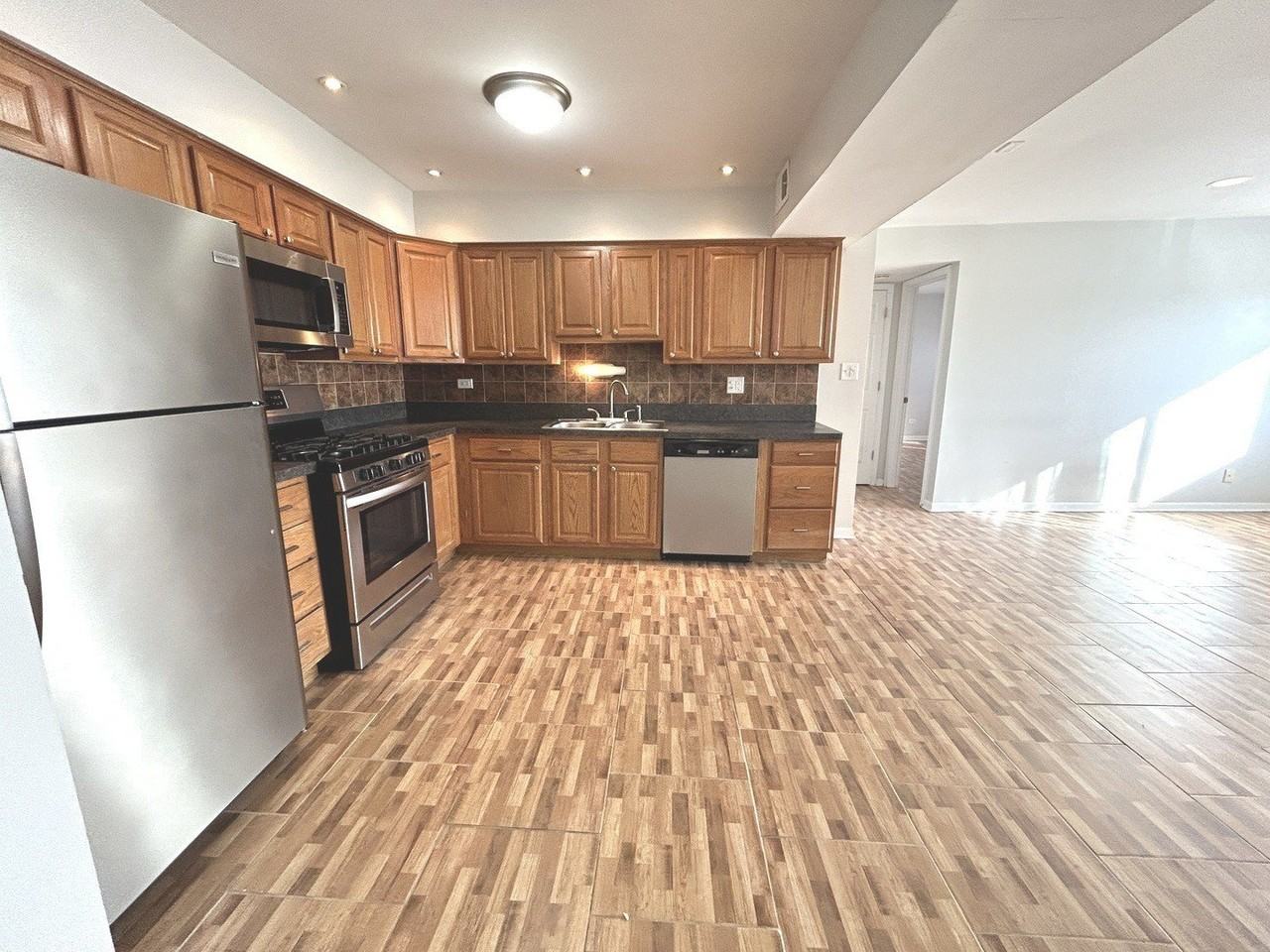 10440 Natoma Ave Apt 9 #9 - Photo 4 of 9
