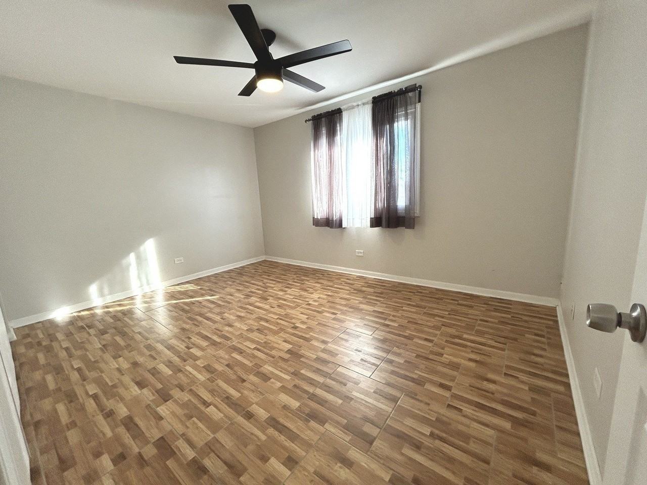 10440 Natoma Ave Apt 9 #9 - Photo 7 of 9