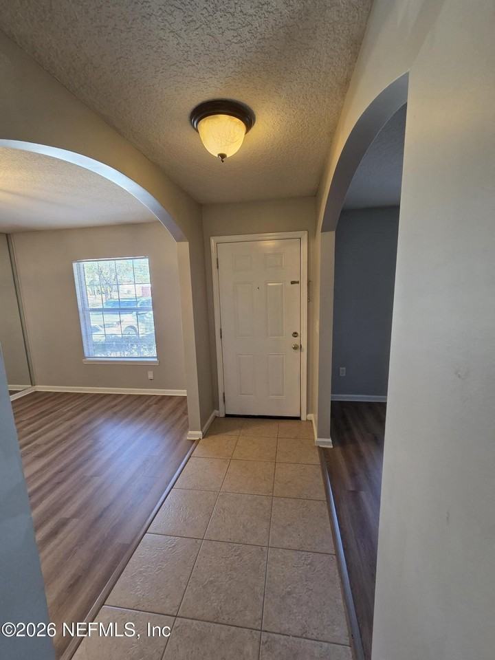 1342 Lindseys Crossing Dr - Photo 3 of 41