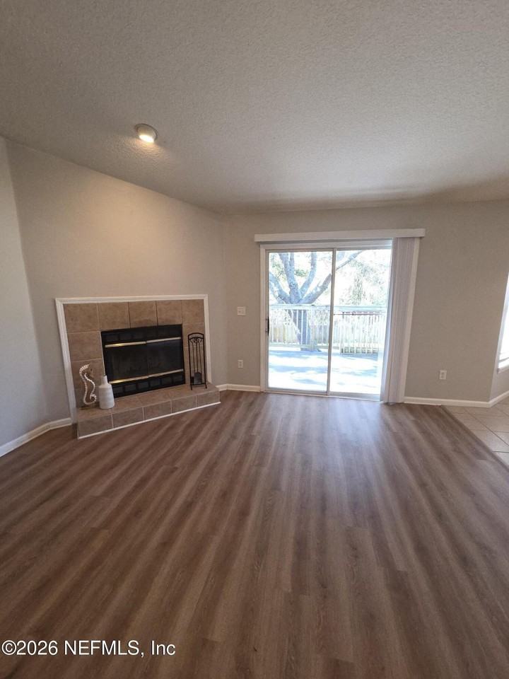 1342 Lindseys Crossing Dr - Photo 4 of 41