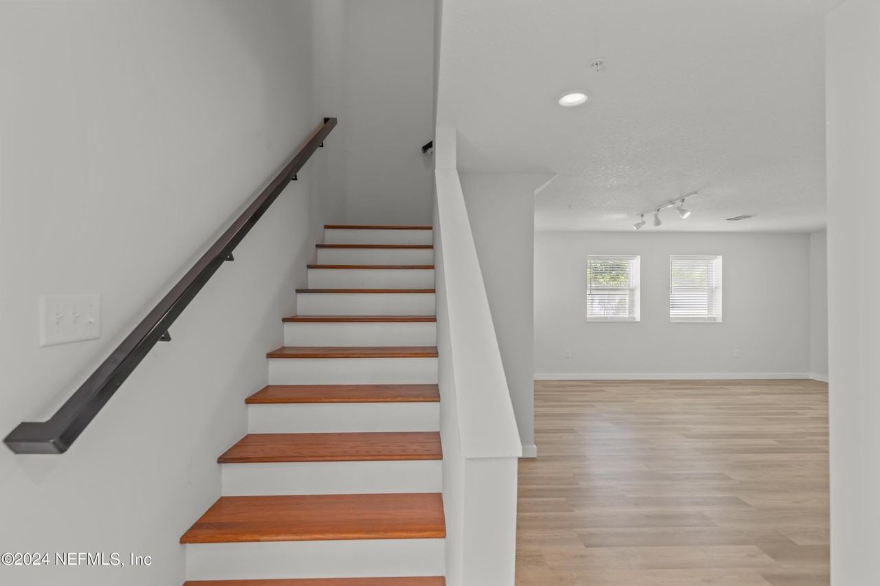 223 19th Ave N - Photo 3 of 32