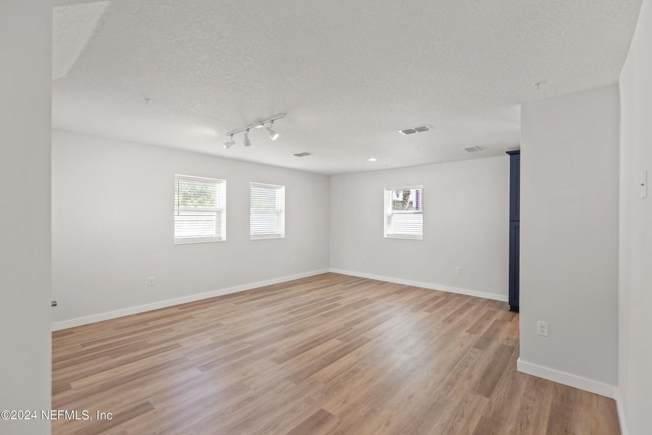 223 19th Ave N - Photo 4 of 32