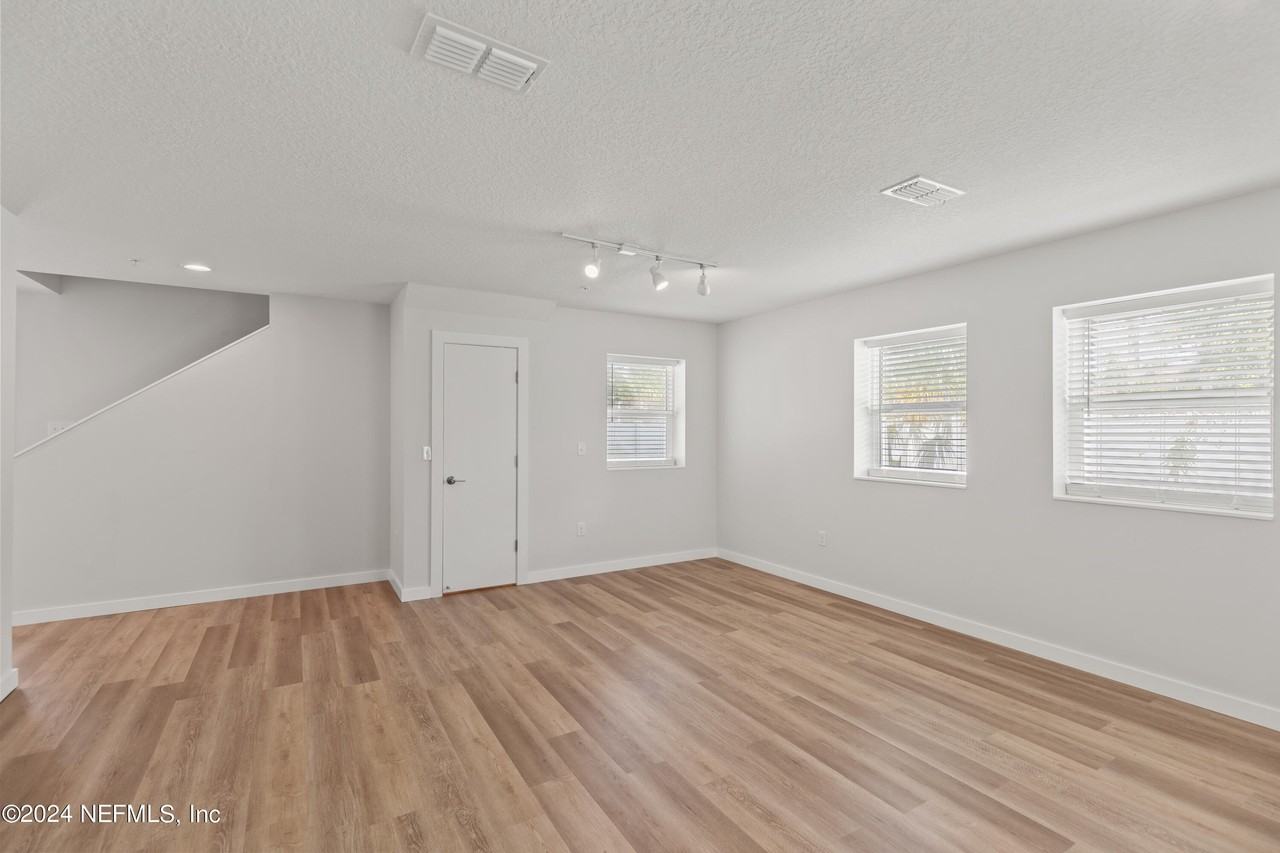 223 19th Ave N - Photo 6 of 32