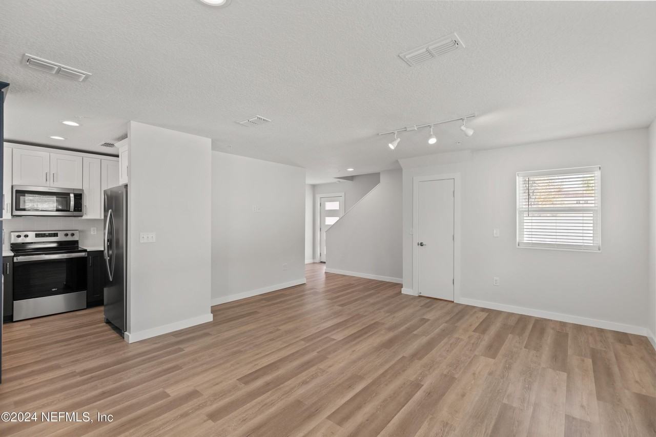 223 19th Ave N - Photo 7 of 32