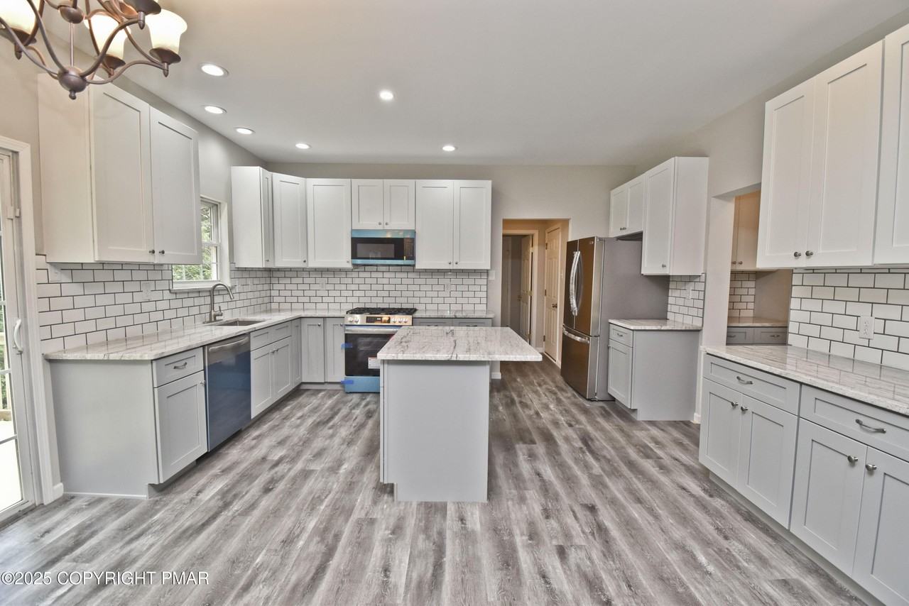 557 Marco Way - Photo 2 of 50