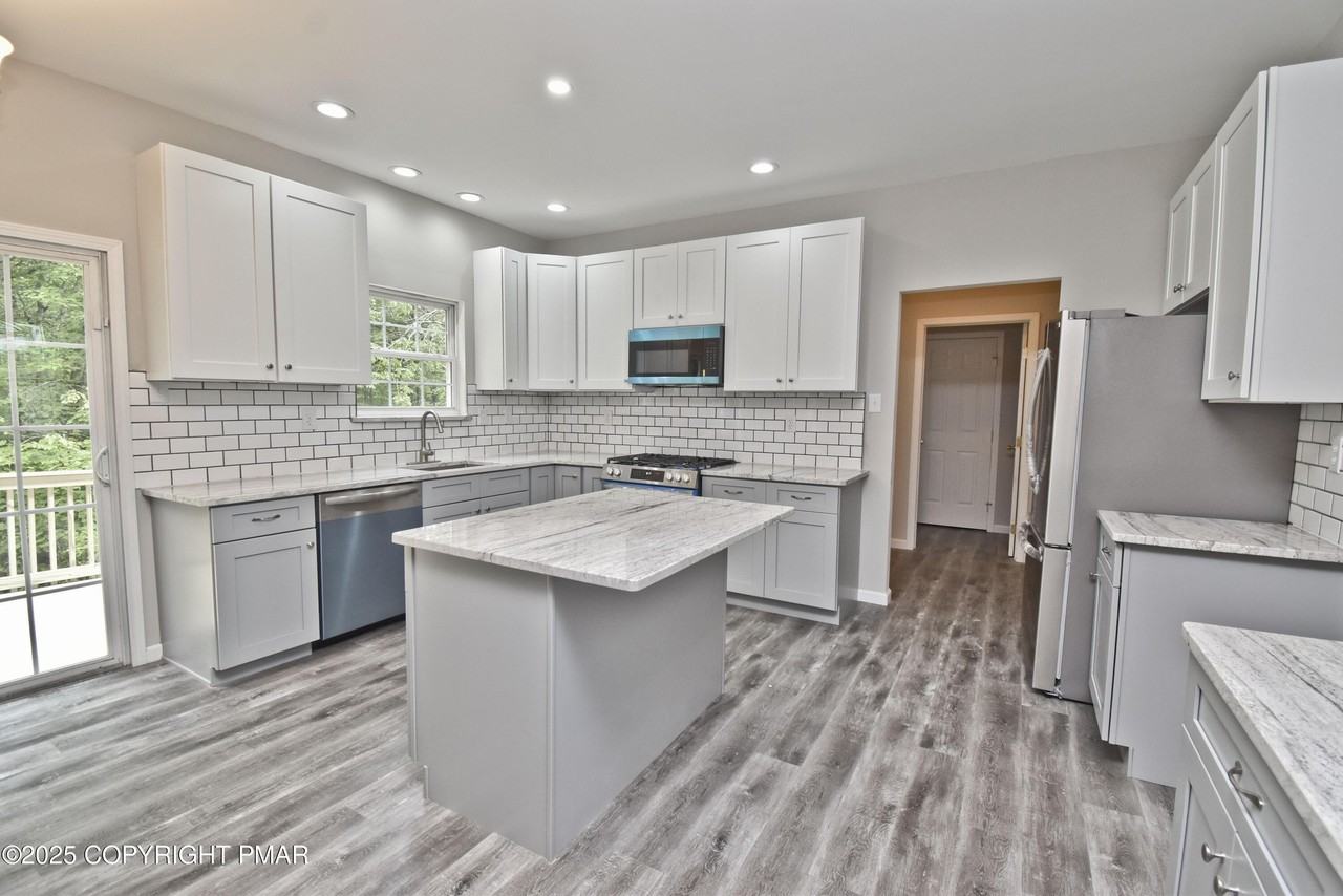 557 Marco Way - Photo 3 of 50