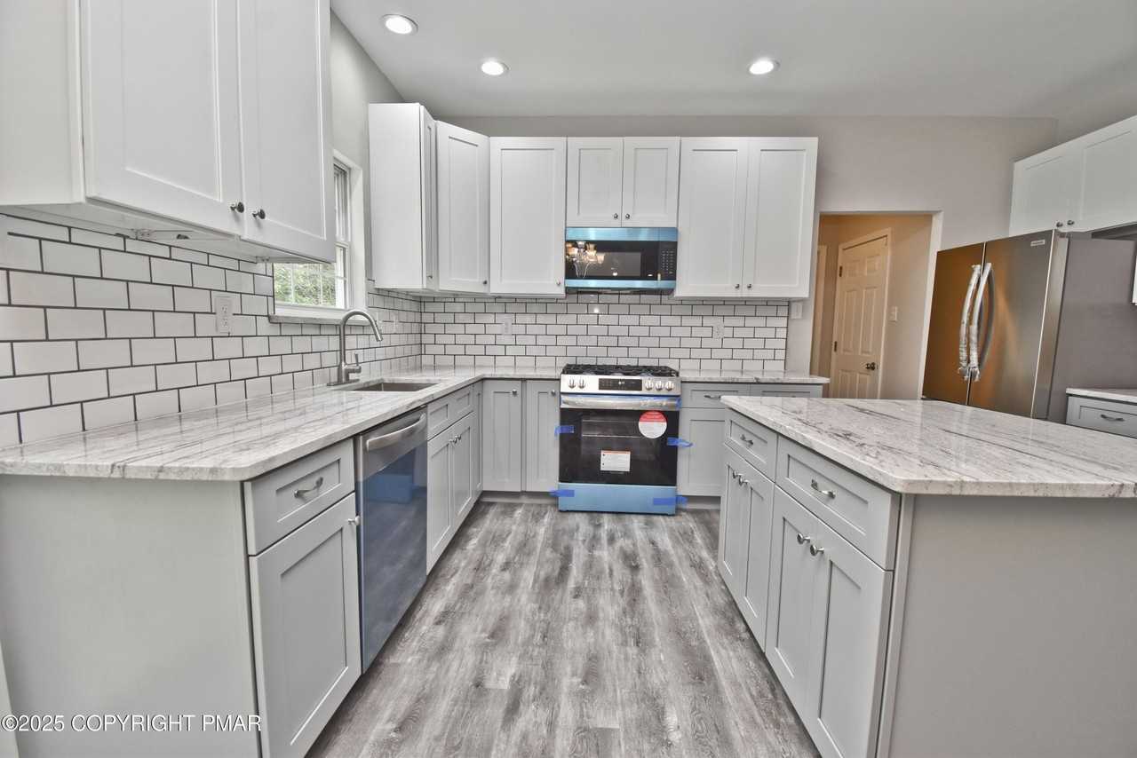 557 Marco Way - Photo 4 of 50