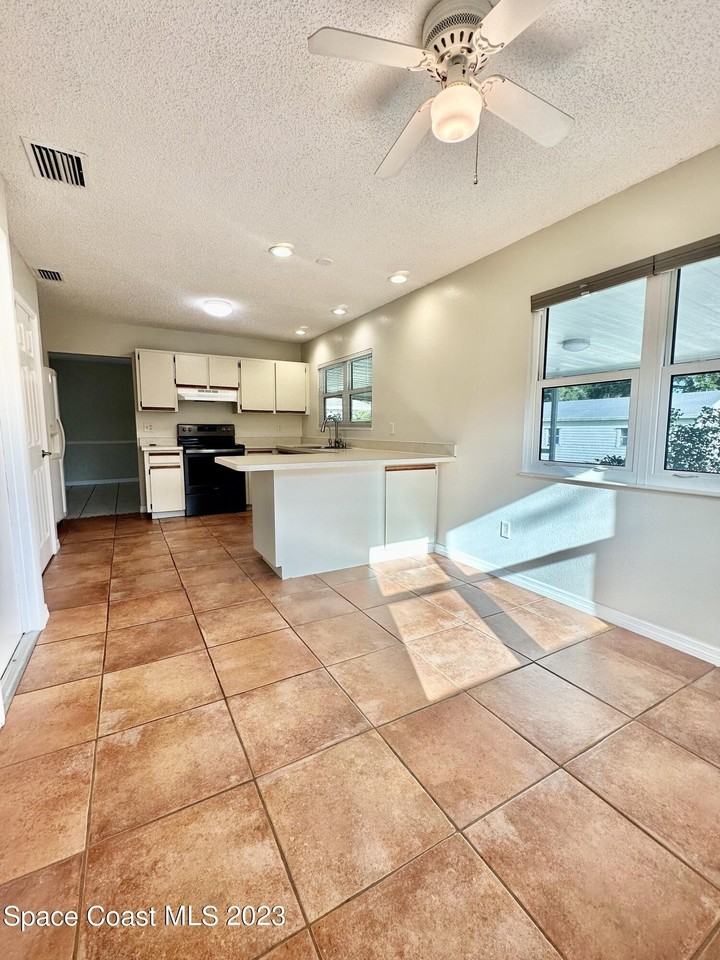 1247 Valleybrook Rd Se - Photo 3 of 23