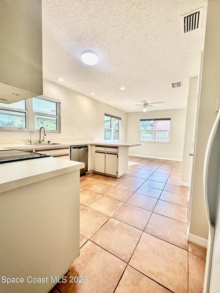 1247 Valleybrook Rd Se - Photo 5 of 23