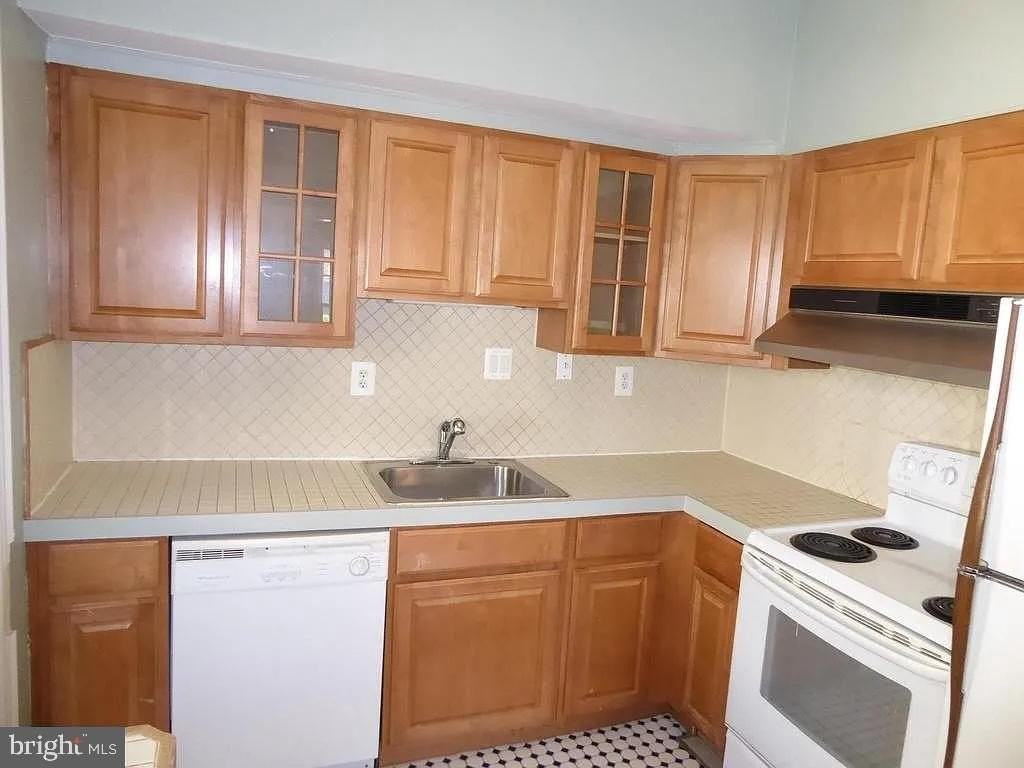 4344 Ellicott St Nw - Photo 4 of 25