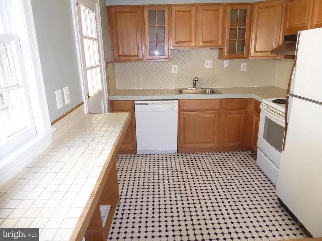 4344 Ellicott St Nw - Photo 5 of 25