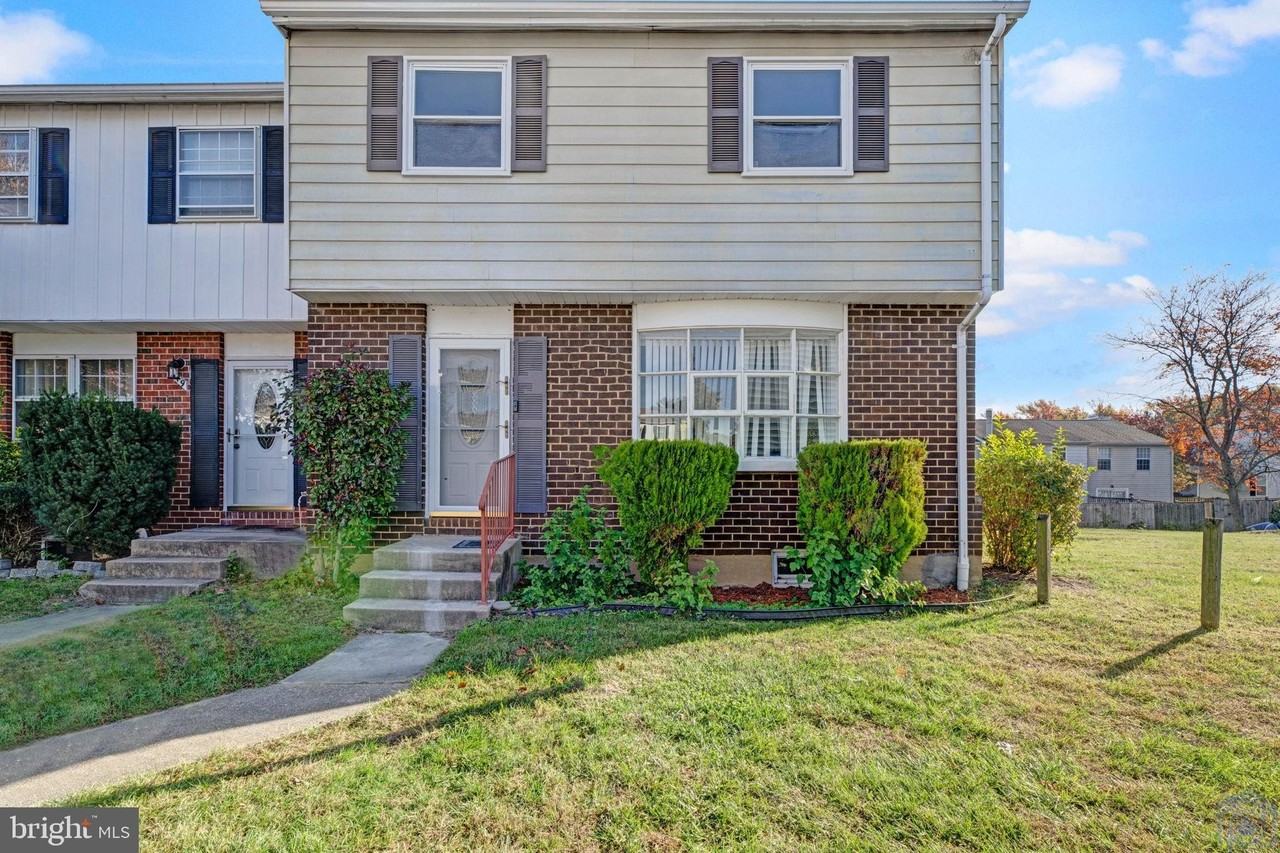 421 Gatewood Ct - Photo 2 of 17