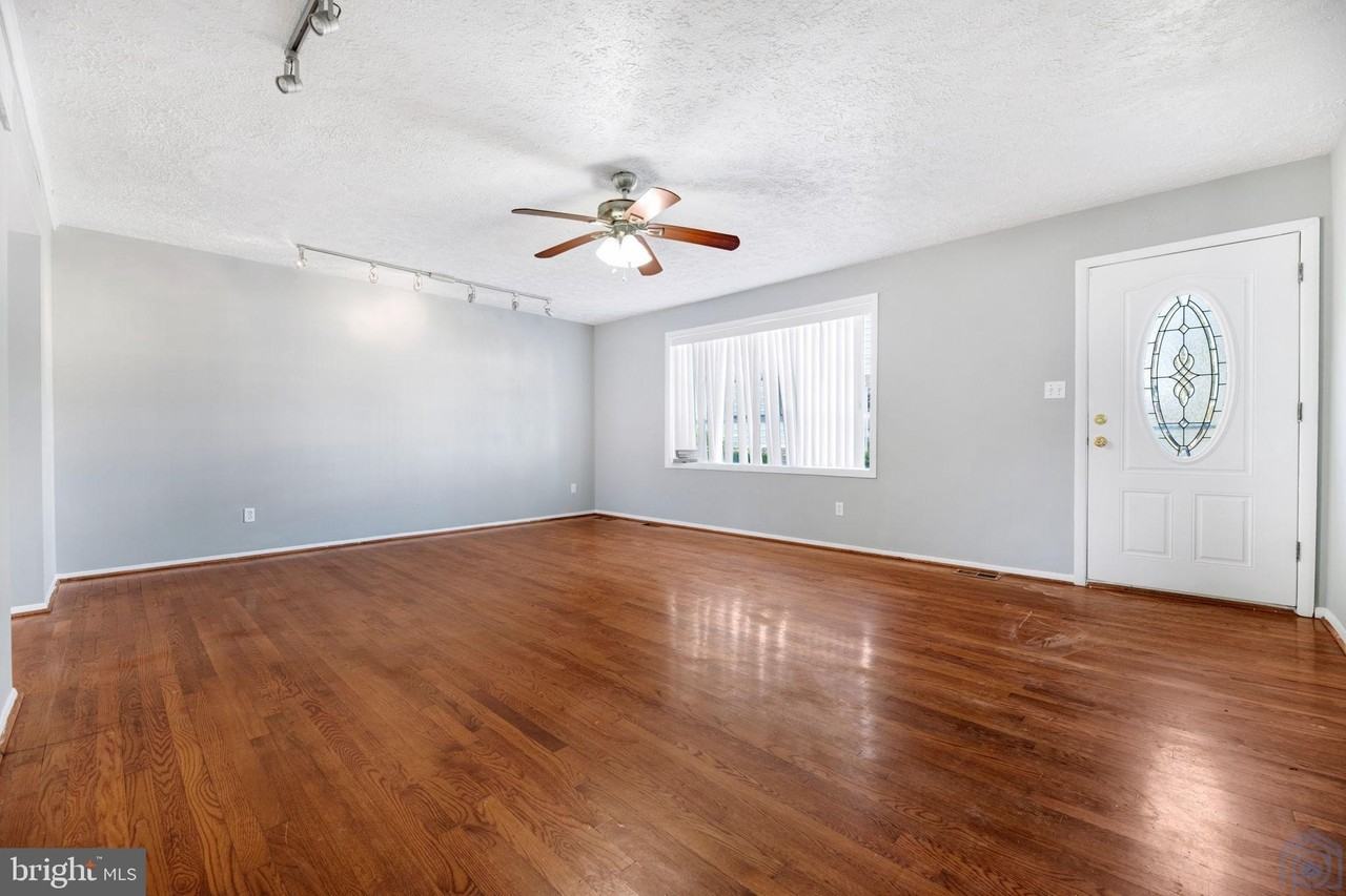 421 Gatewood Ct - Photo 5 of 17