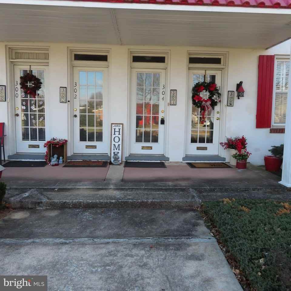 304 S Coldbrook Ave - Photo 3 of 28