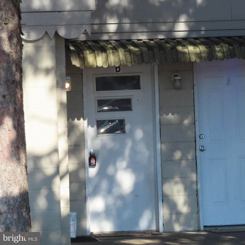 11601 Buchanan Trl E Apt B #B - Photo 2 of 19