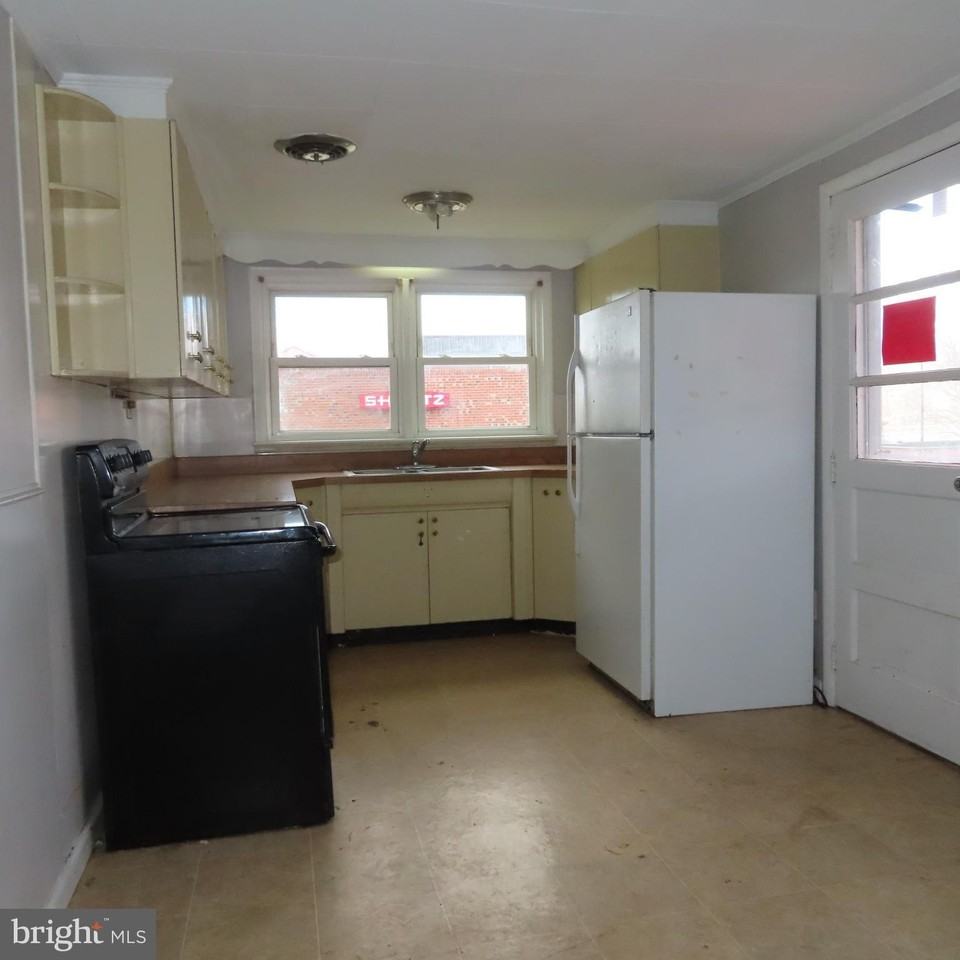 11601 Buchanan Trl E Apt B #B - Photo 5 of 19