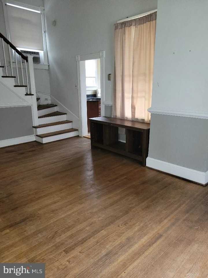 1107 Prince Edward St Apt 5 #5 - Photo 4 of 8