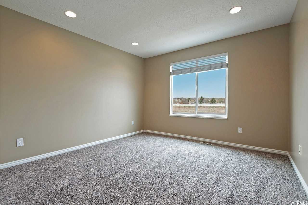 1024 Manchester Dr - Photo 7 of 13