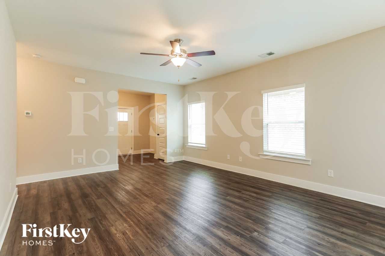 1384 Woodridge Pl - Photo 3 of 19