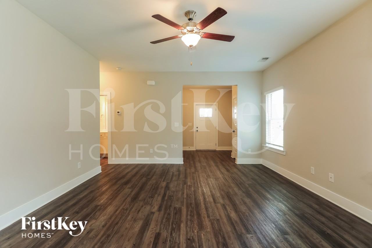 1384 Woodridge Pl - Photo 4 of 19