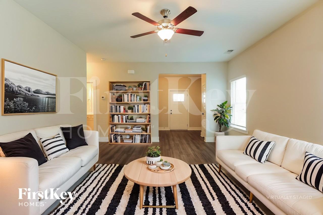 1384 Woodridge Pl - Photo 5 of 19