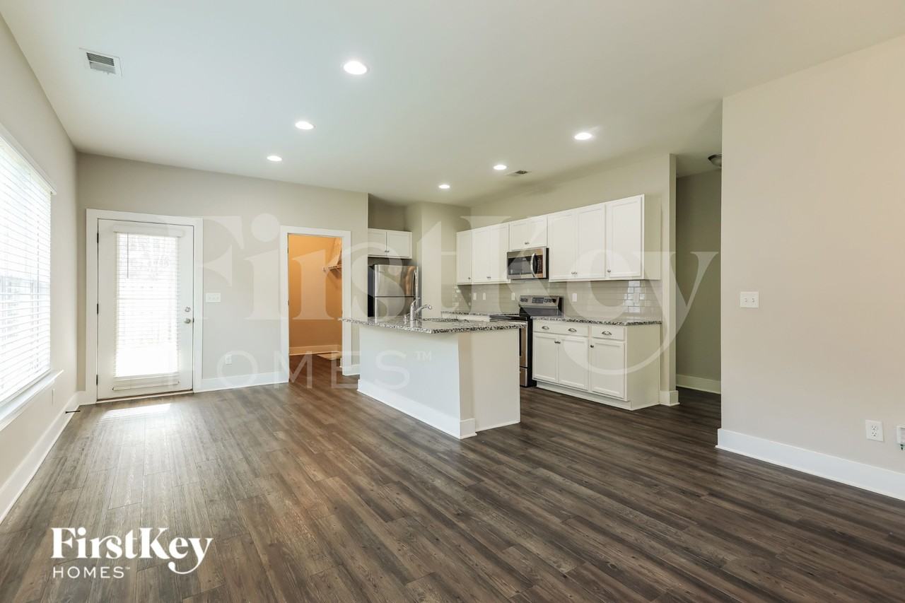 1384 Woodridge Pl - Photo 6 of 19