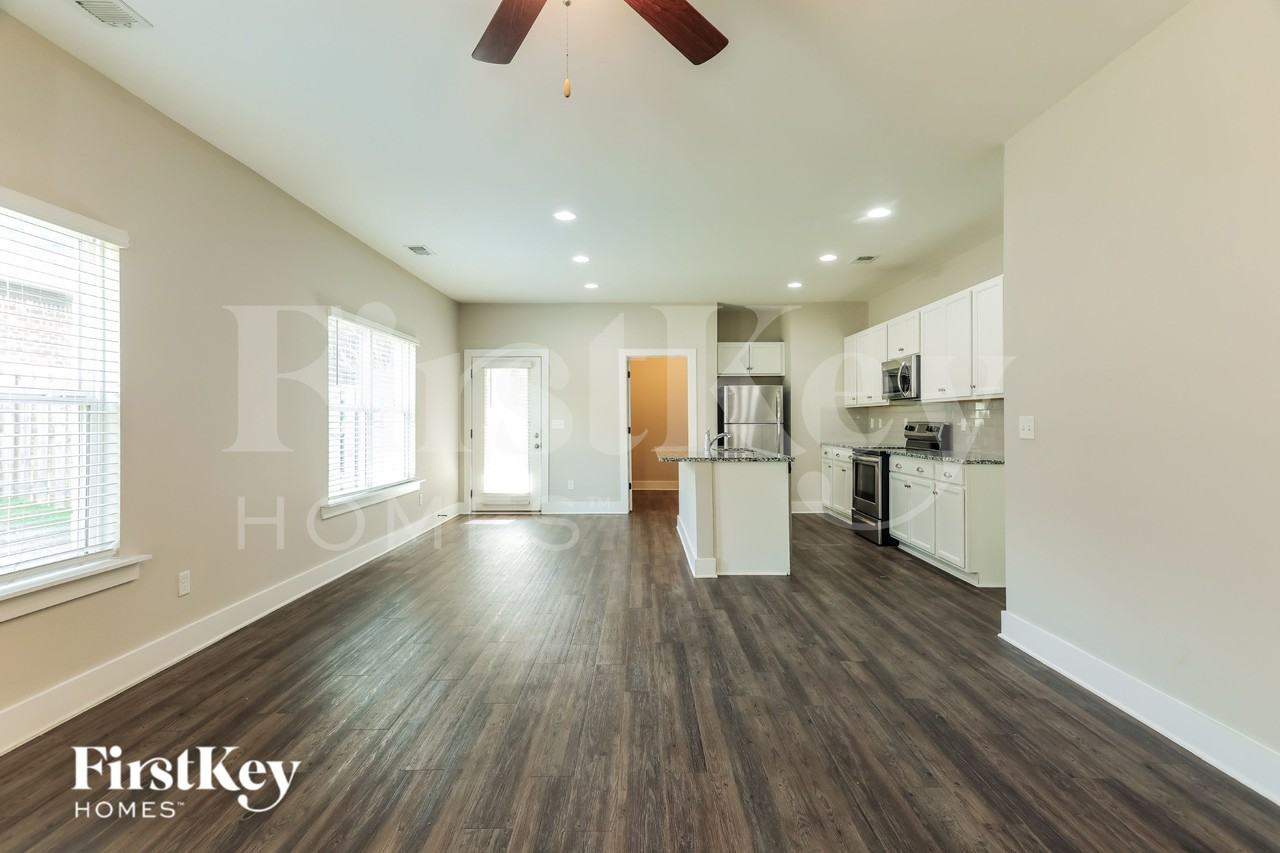 1384 Woodridge Pl - Photo 7 of 19