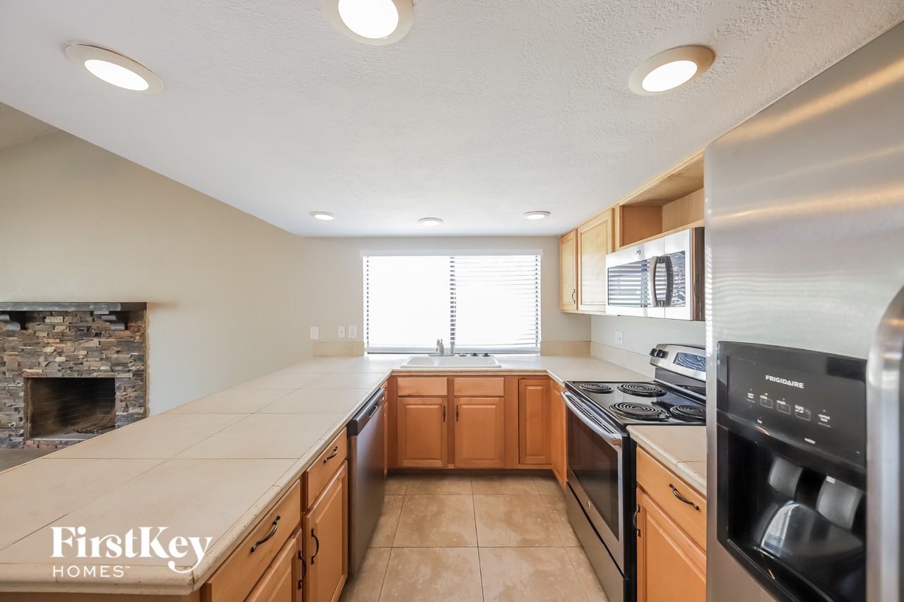 16814 N 34th Ave - Photo 7 of 15