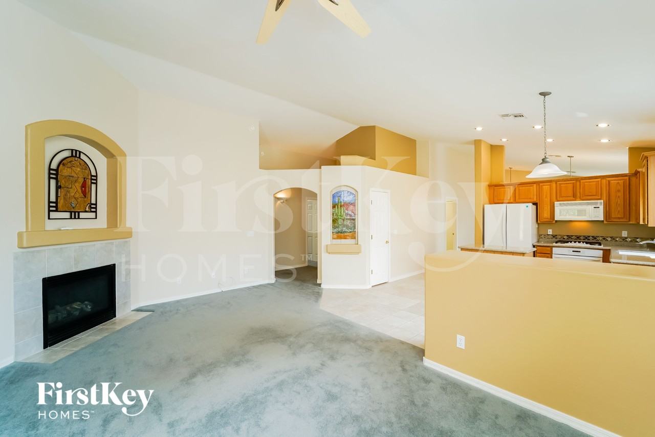 5240 N Spring Pointe Pl - Photo 3 of 15