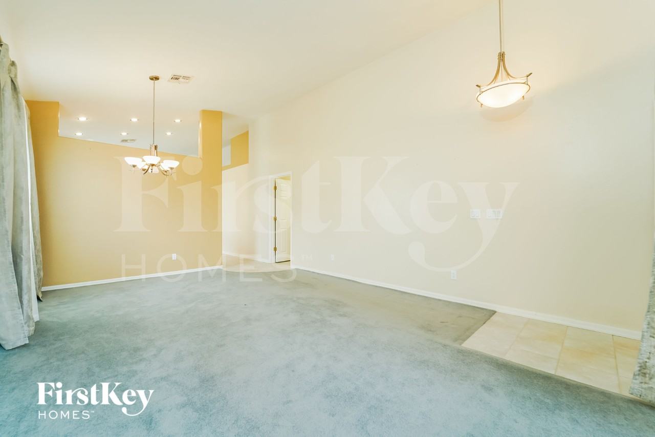 5240 N Spring Pointe Pl - Photo 4 of 15