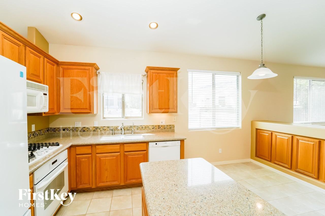 5240 N Spring Pointe Pl - Photo 7 of 15