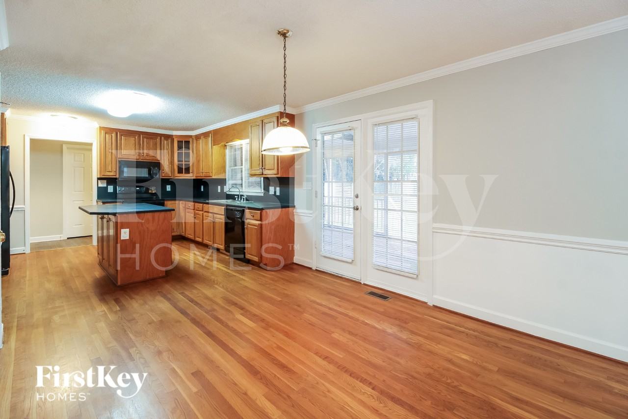 4004 Deerfield St - Photo 5 of 15