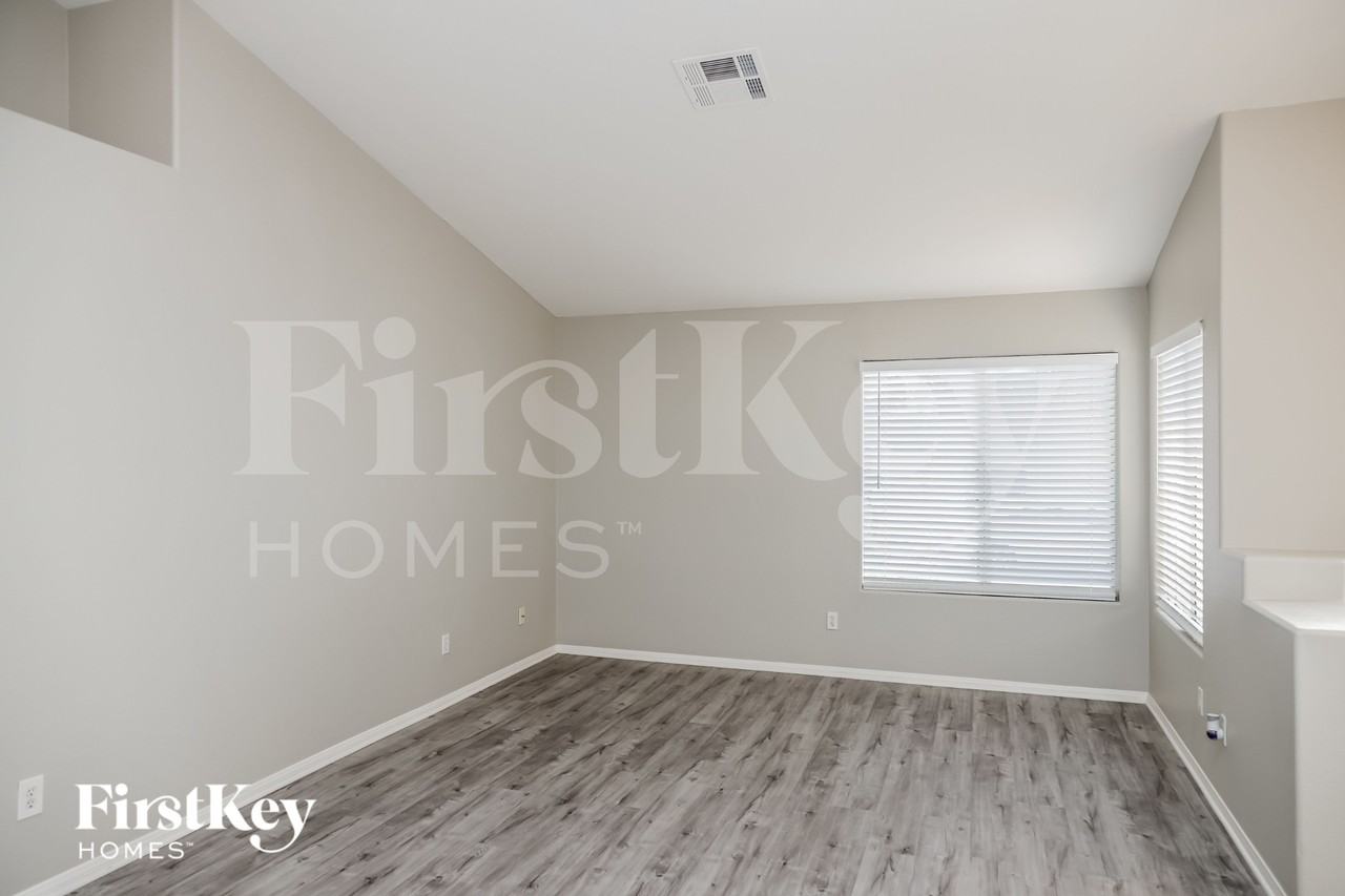 6270 Bruma Ave - Photo 3 of 18