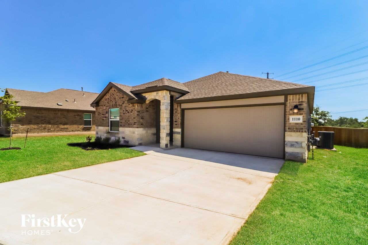 1110 Nashua Sq - Photo 2 of 15