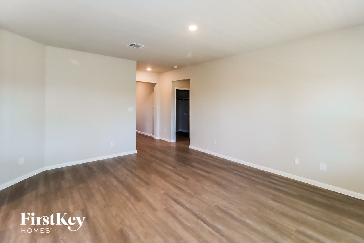 1110 Nashua Sq - Photo 3 of 15