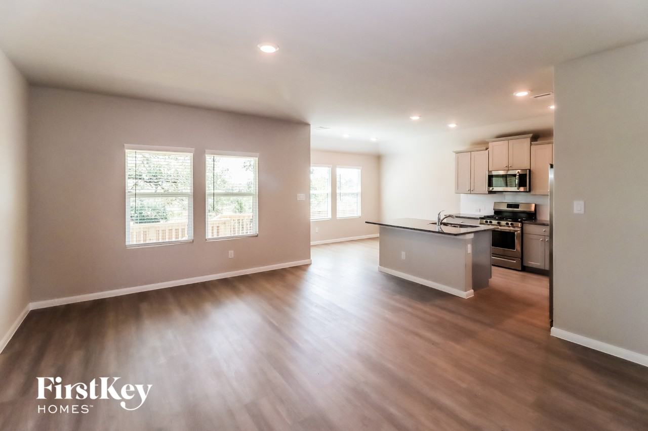 1110 Nashua Sq - Photo 4 of 15