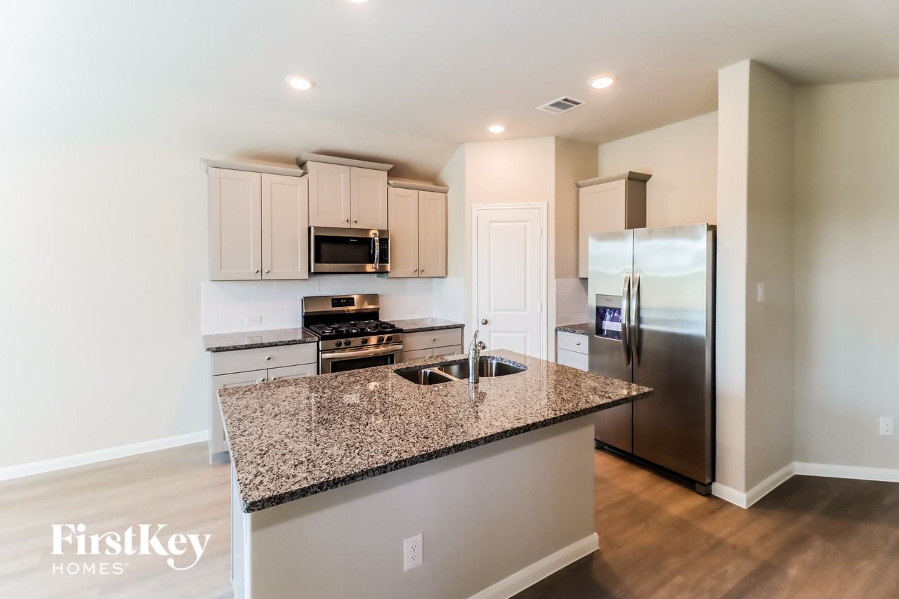 1110 Nashua Sq - Photo 5 of 15